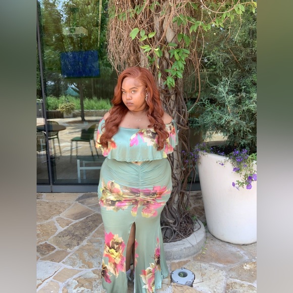 Dresses & Skirts - This dress stretches!😍🌺 And you will definitely be complimented. Worn once!❤️